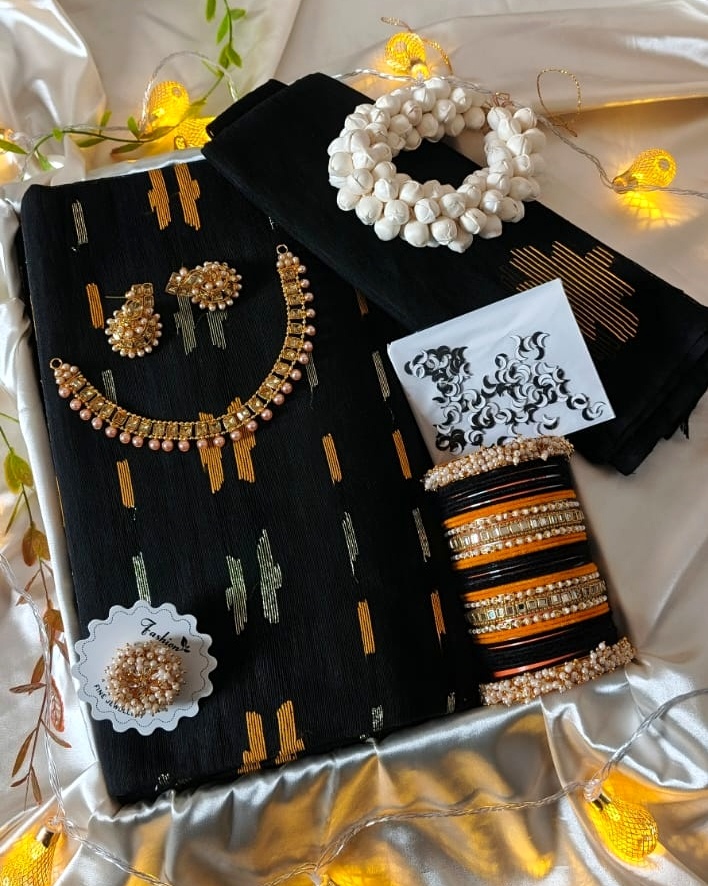 ক্লাসিক ব্ল্যাক-মাস্টার্ড জামদানি প্লেটার (Black & Mustard Jamdani Box)
